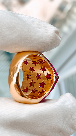 Кольцо из желтого золота 750 пробы с бриллиантами и рубинами 17.25 размер