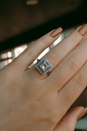 Кольцо из белого золота 750 пробы с бриллиантами и голубыми фианитами