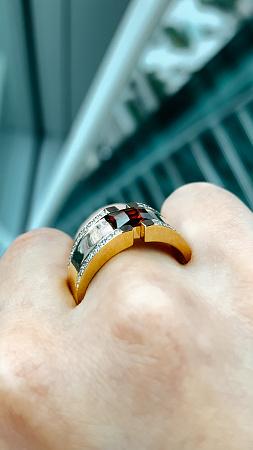 Кольцо из желтого золота 585 пробы с бриллиантами 0,30 карата и гранатом 1,03 карата